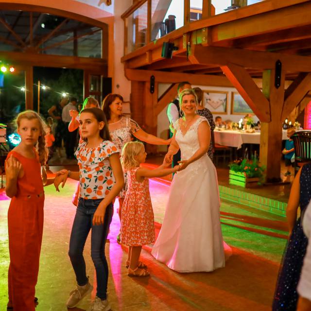 Menschen tanzen auf Hochzeit