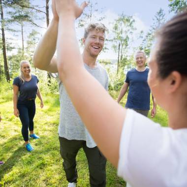 Gruppe gibt sich High five