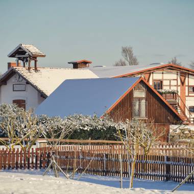Außensicht Eventscheune und Hofkirche im Winter auf dem Golchener Hof
