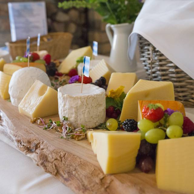 Käse Buffet auf einer Holzplatte