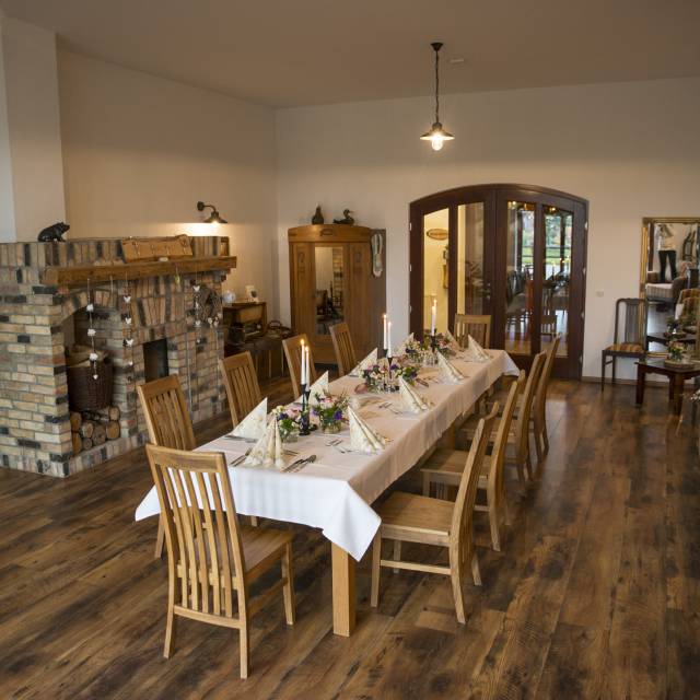 festlich geschmücktes Kaminzimmer 