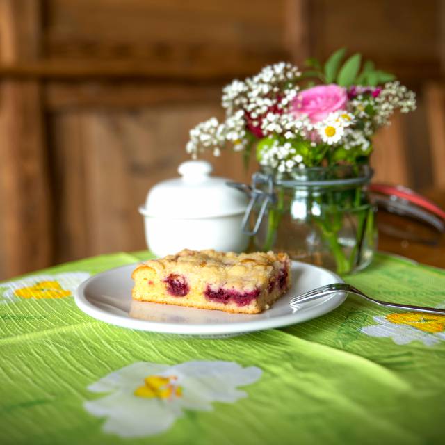 Gedeckter Tisch mit Kuchen und Blumen