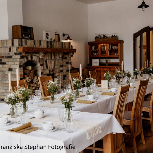 festlich geschmücktes Kaminzimmer