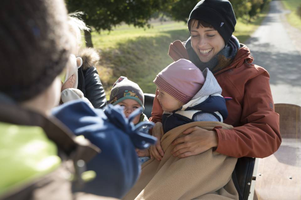 Kinder und Eltern in Pferdekutsche