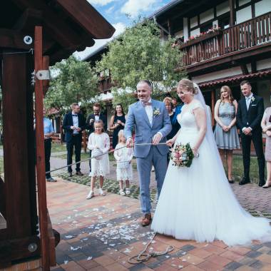 Brautpaar klingelt die Glocke auf dem Hof