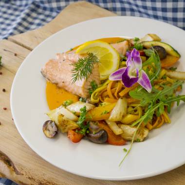 Lachfilet mit Nudeln und Gemüse