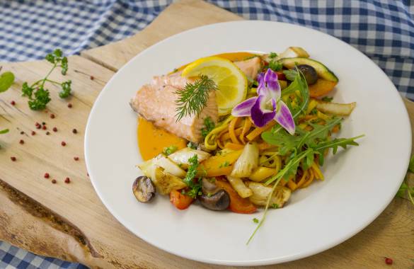 Lachfilet mit Nudeln und Gemüse