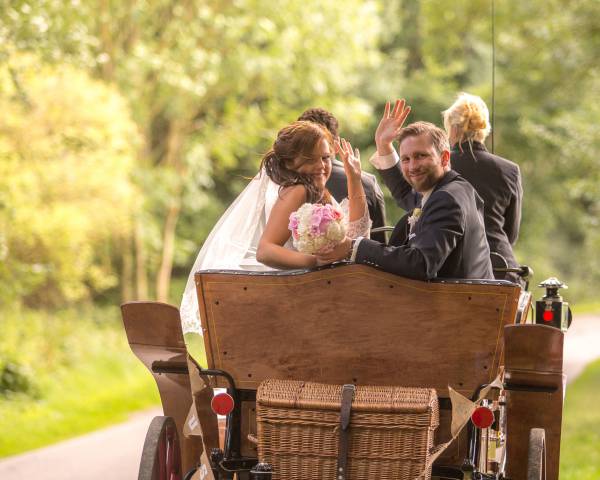 Hochzeitskutsche entlang einer Straße