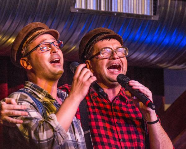 Zwei Männer beim Karaoke singen