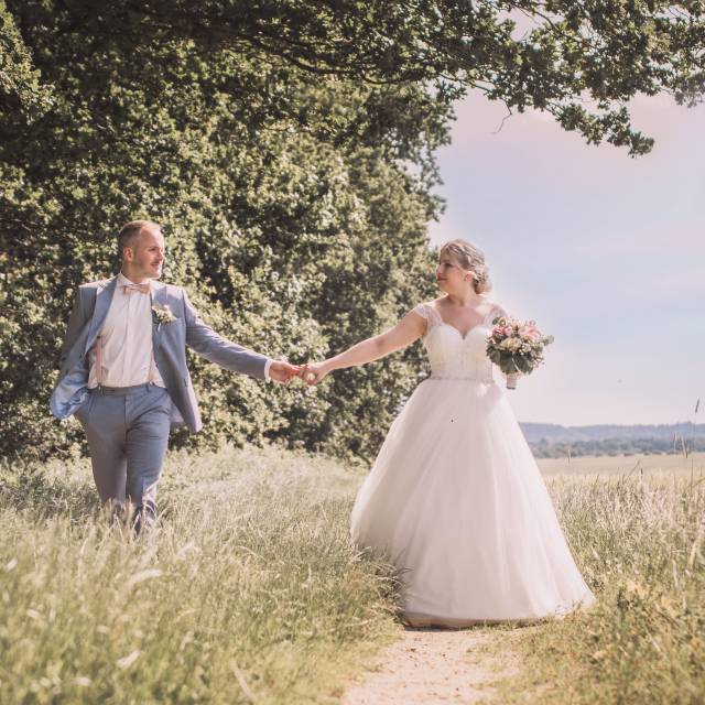 Verliebtes Hochzeitspaar in der Natur