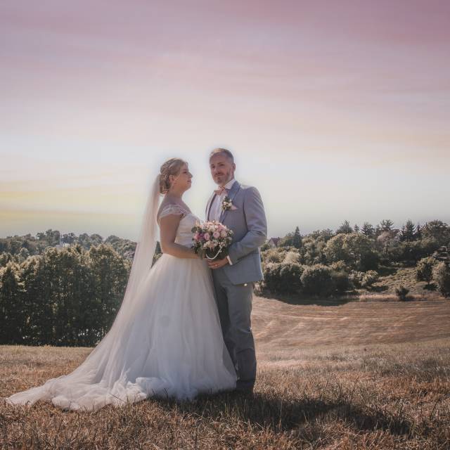 Hochzeitsbild in der Landschaft