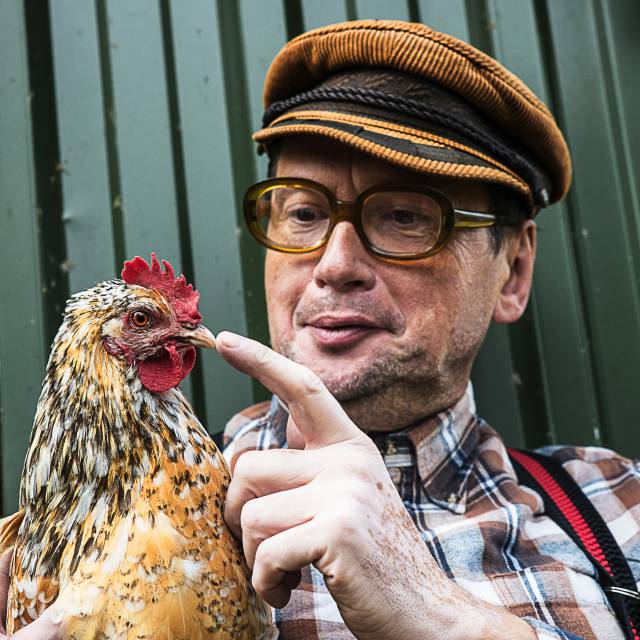 Herr mit Gockel auf dem Haar