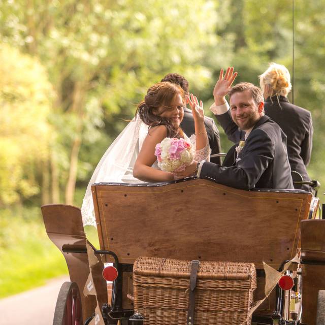 Hochzeitskutsche entlang einer Straße