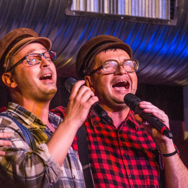 Zwei Männer beim Karaoke singen