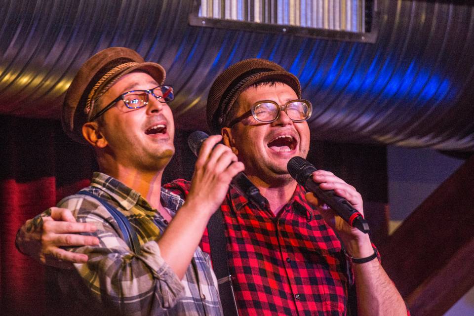 Zwei Männer beim Karaoke singen