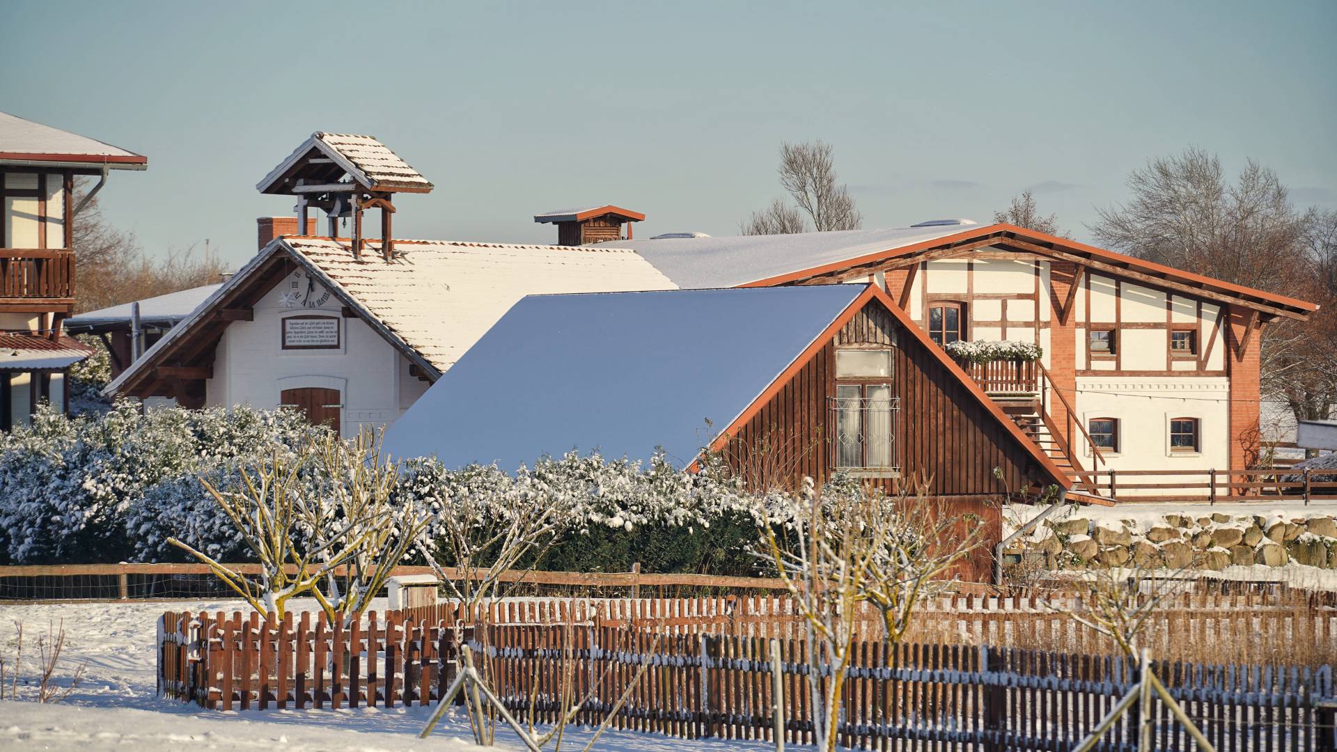Außensicht Eventscheune und Hofkirche im Winter auf dem Golchener Hof