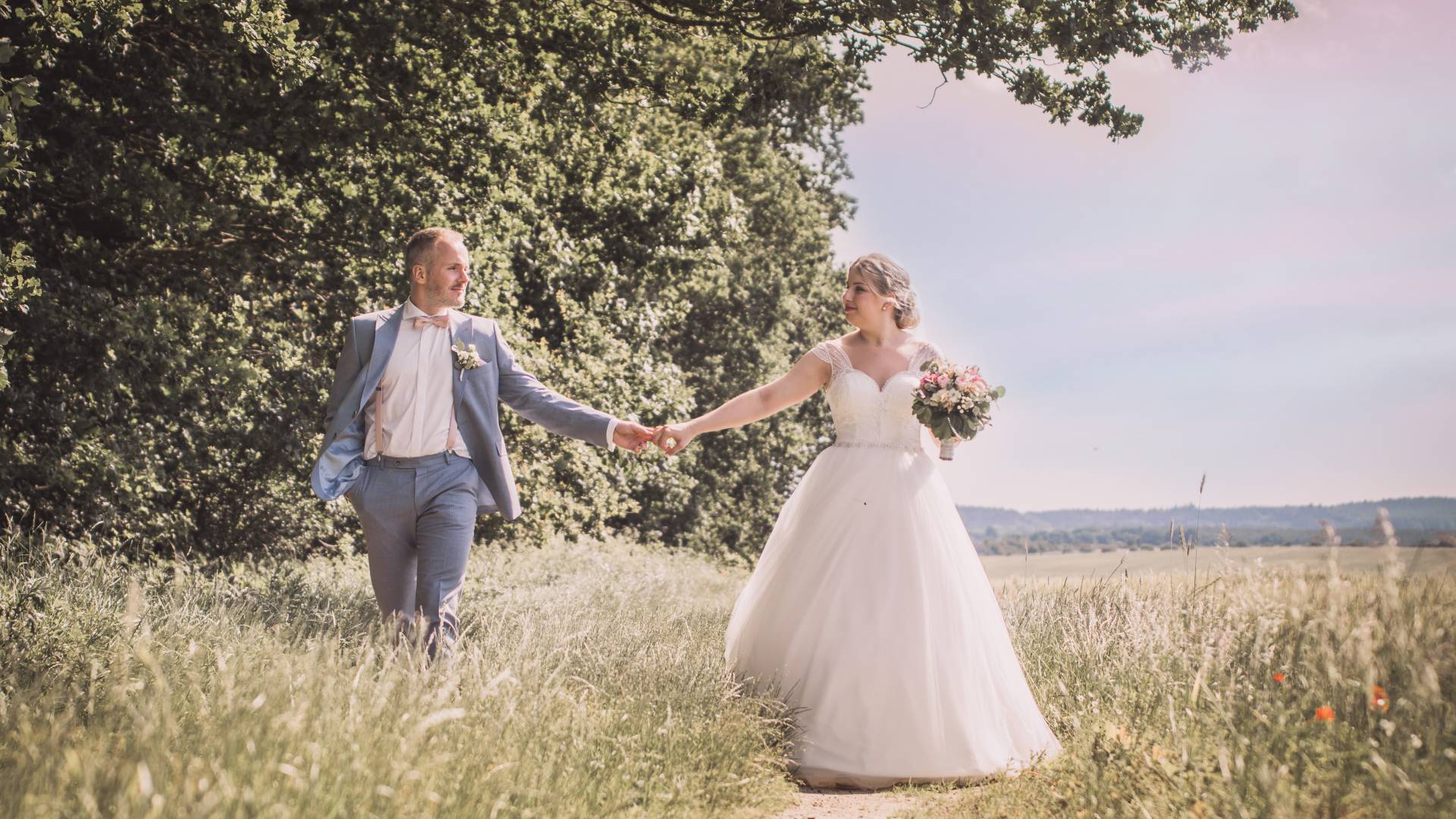 Verliebtes Hochzeitspaar in der Natur