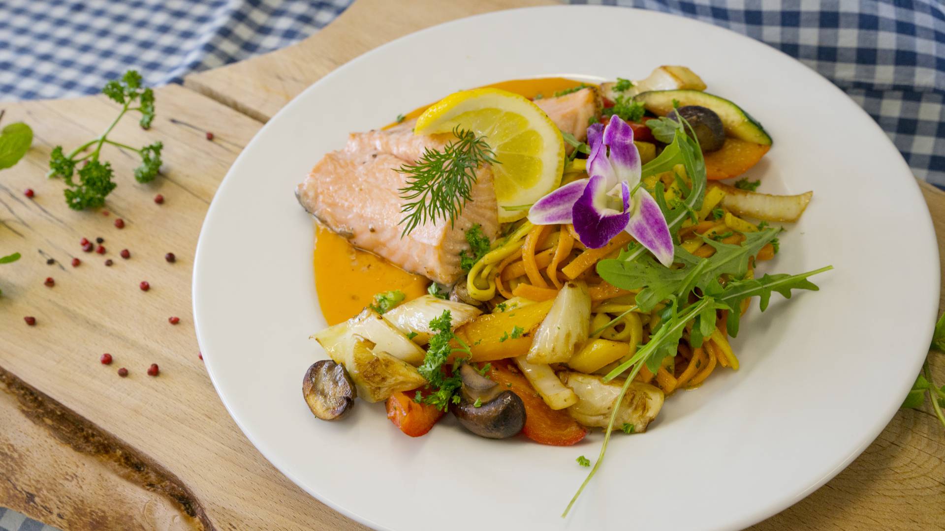 Lachfilet mit Nudeln und Gemüse