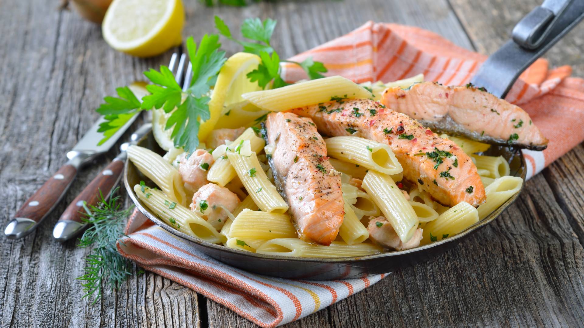 Nudeln mit Lachs