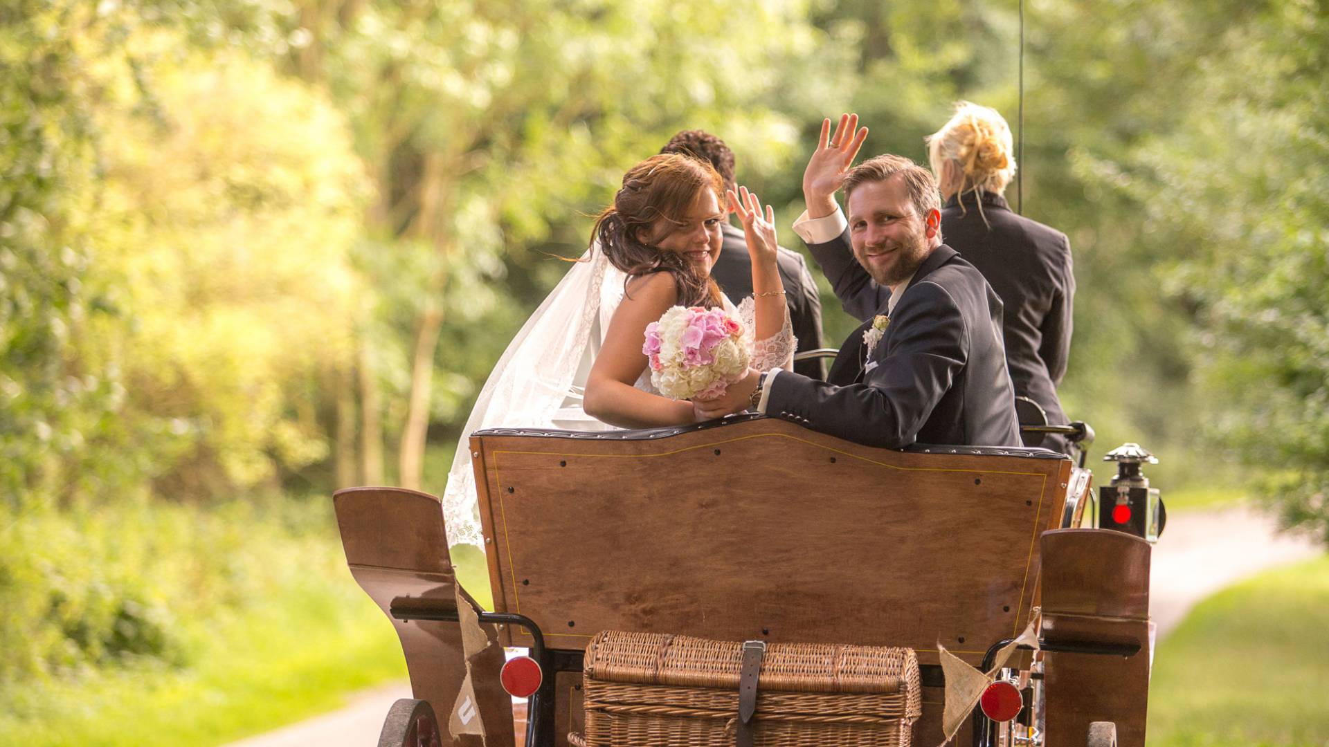 Hochzeitskutsche entlang einer Straße