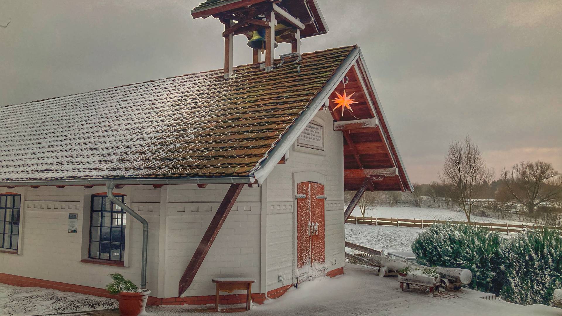 Kapelle mit Weihnachtsstern im Winter auf dem Golchener Hof